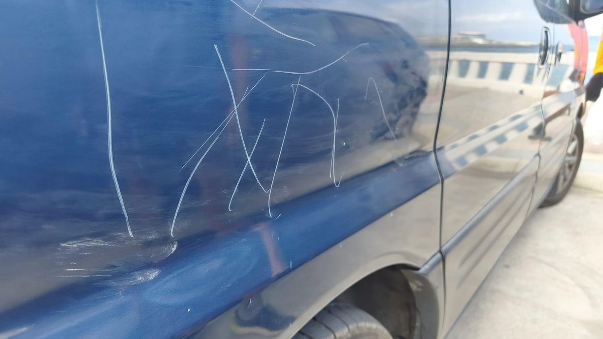 La furgoneta de una fotoperiodista es vandalizada y los rayones parecen conformar la palabra "puta"