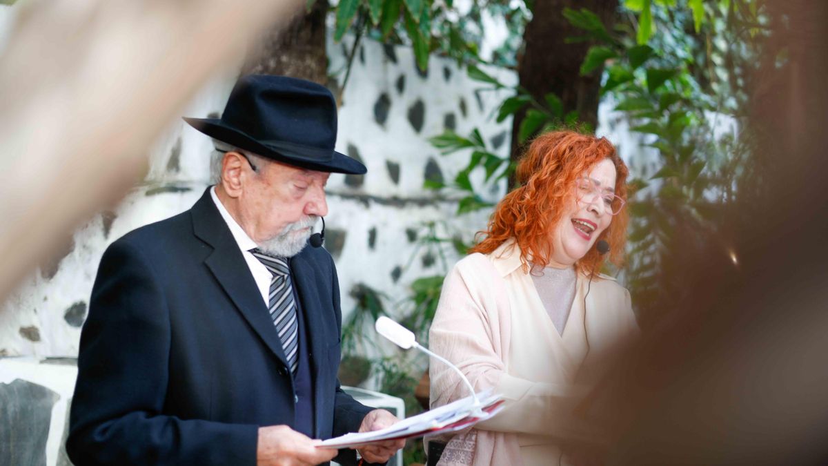 Lectura de poesía en la inauguración.