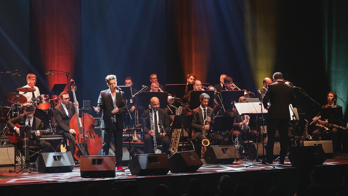 Auserón y la GCBB, interpretando 'Travesía' el pasado 27 de diciembre.