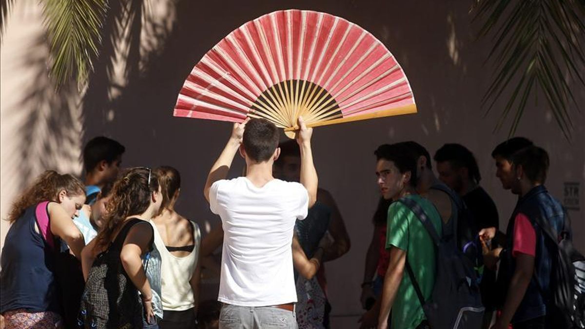 Pediatras y profesores responden al consejero de Ayuso: "Con este calor no hay manera de dar clase"