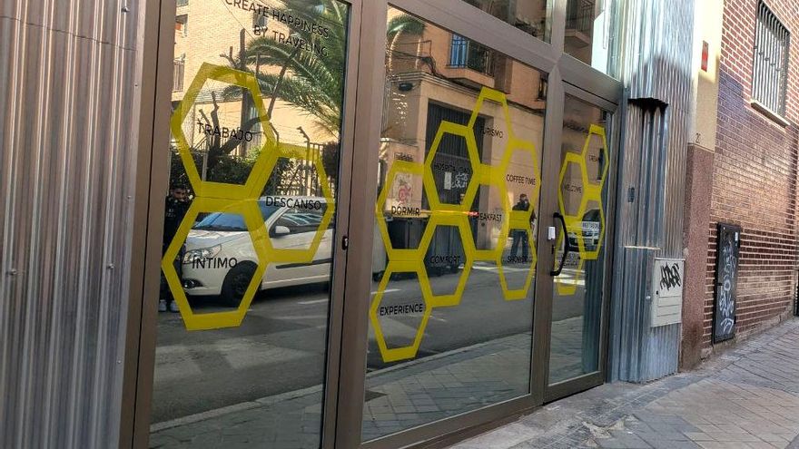 Residencia de estudiantes 'apócrifa' por el día, hotel cápsula a 25 euros de noche: “Es imposible vivir más de dos jornadas”