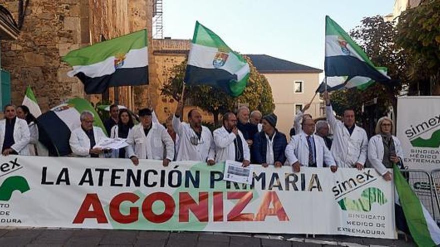 Los médicos extremeños desconvocan la huelga tras conseguir más dinero por guardia y limitar a 36 los pacientes diarios