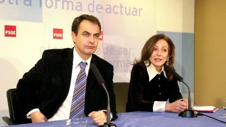 Charo Velasco, con José Luis Rodríguez Zapatero, en una comparecencia en Ponferrada en diciembre de 2002. // José Miguel Sánchez / ICAL.