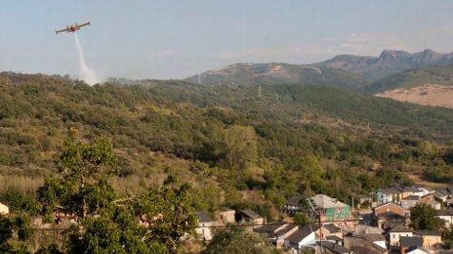 César Sánchez / ICAL Incendio en la localidad de San Juan de Paluezas, en el término municipal de Borrenes