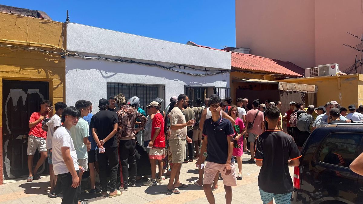 Menores hacen cola para registrarse en la asociación de vecinos de El Príncipe, que pide a las autoridades acoger con garantías a los jóvenes migrantes.