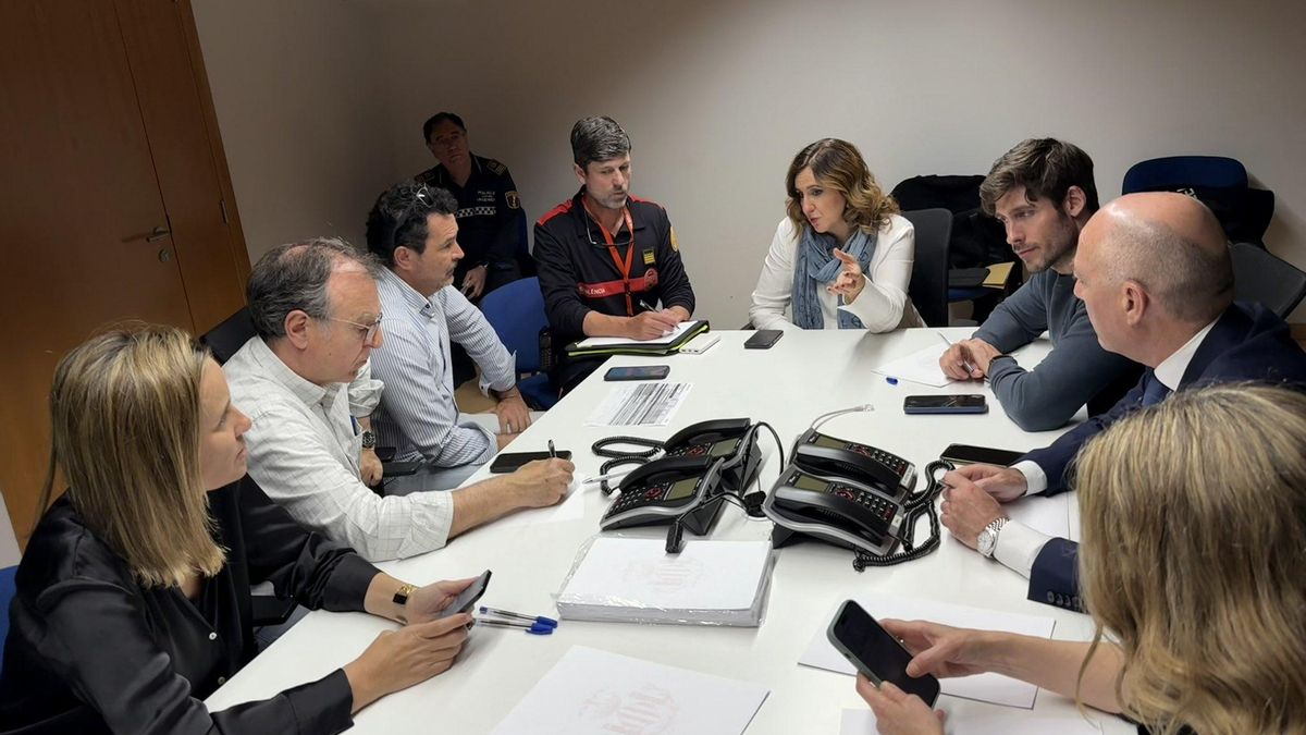 A la izquierda, Herrera y Albendín, el pasado 28 de abril en el gabinete de crisis municipal convocado por el apagón en Valencia.