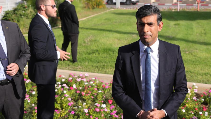 El primer ministro británico, Rishi Sunak, a su llegada al aeropuerto Ben Gurion de Tel Aviv, Israel, el19 de octubre de 2023. EFE/EPA/ABIR SULTAN