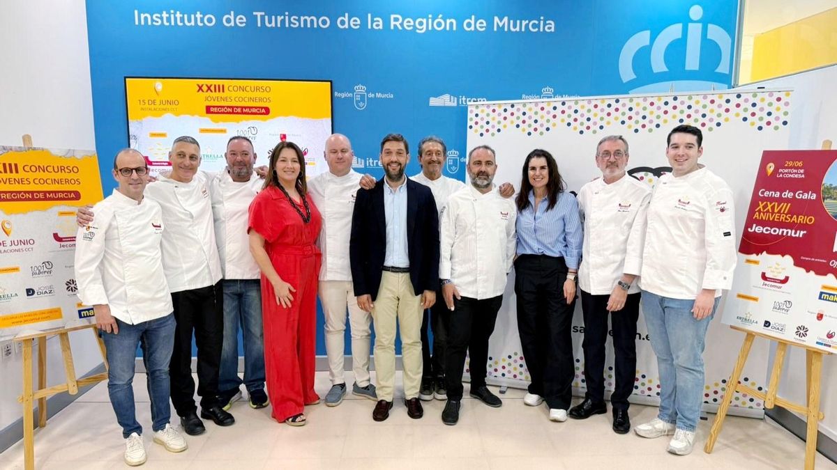 El director del Instituto de Turismo, Juan Francisco Martínez, con miembros de su equipo y de la Asociación de Jefes de Cocina de la Región
