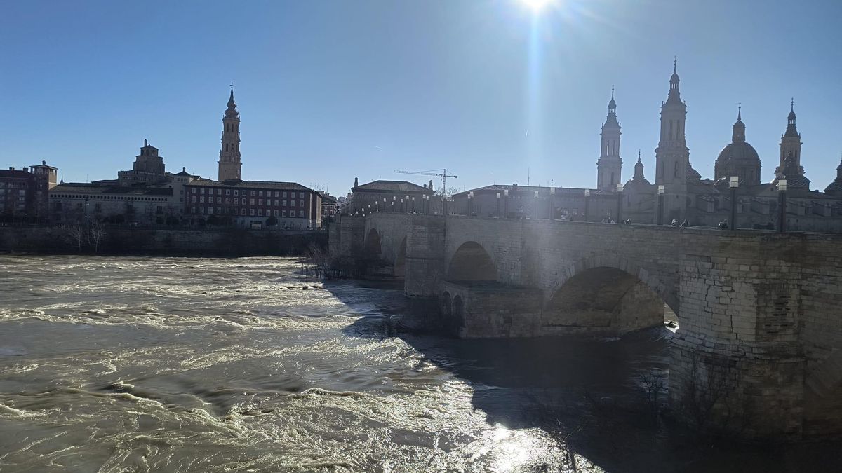 Crecida del Ebro y Puente de Piedra.