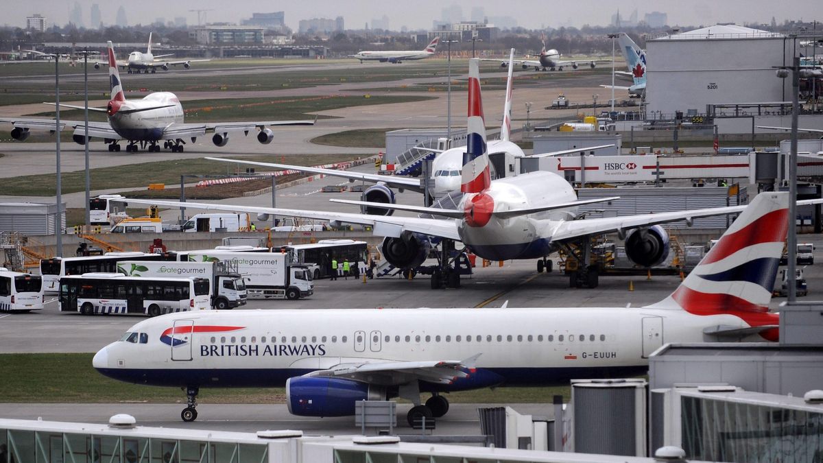 Fotografía de archivo que muestra aviones de la aerolína británica British Airways en el aeropuerto de Heathrow en Londres (Reino Unido).