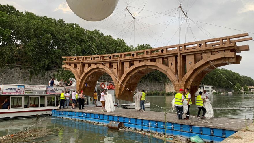 Un puente "volador" y efímero atraviesa el río Tíber de Roma