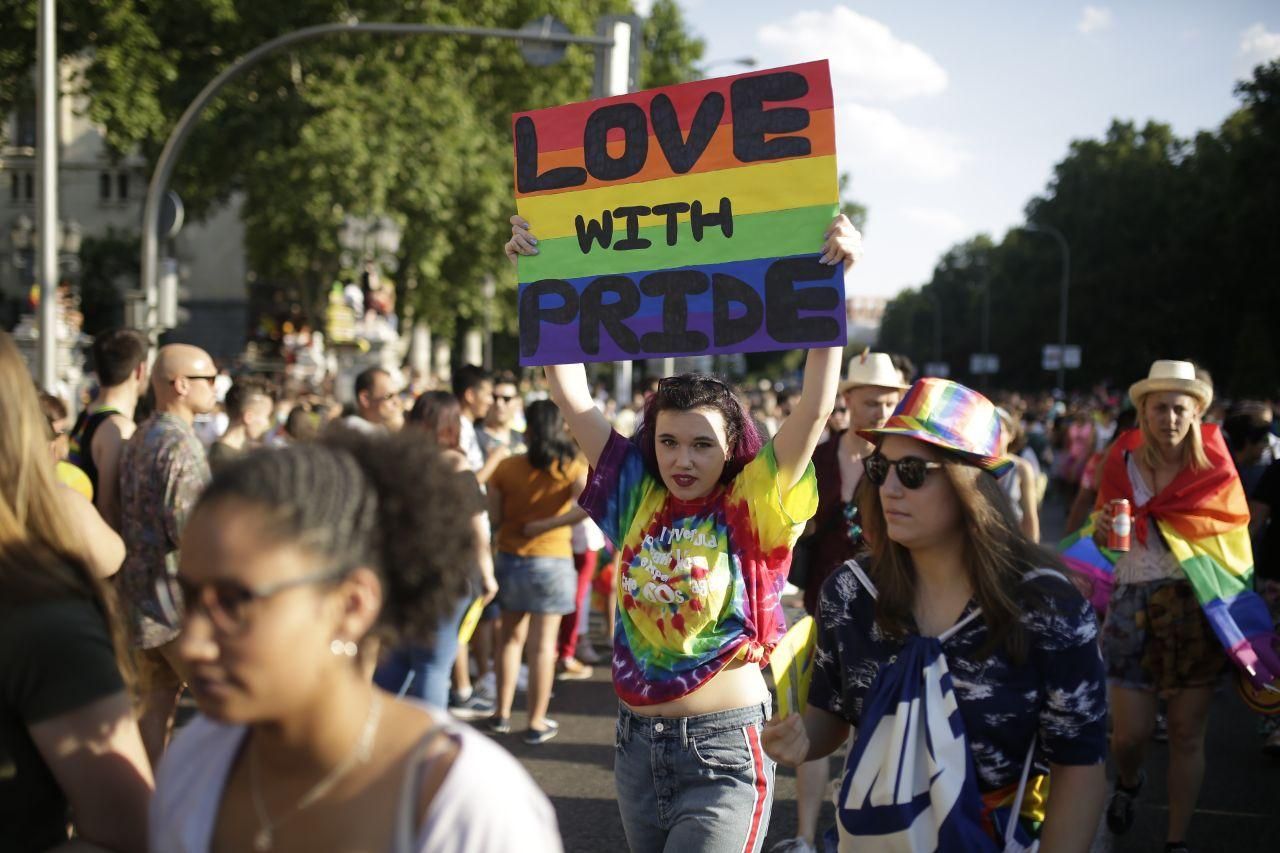 Manifestante en el Orgullo madrileño: "Love with pride". OLMO CALVO.