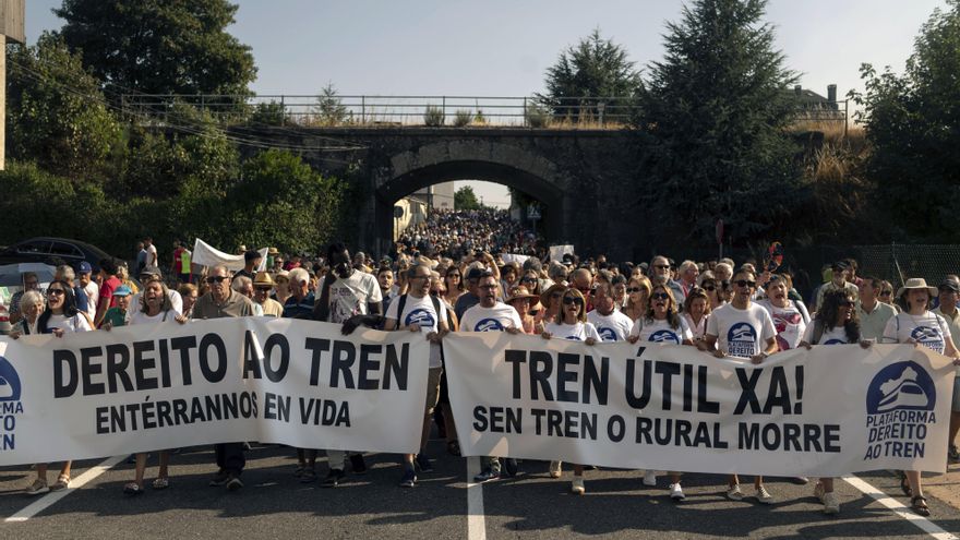 Cientos de personas reclaman en A Gudiña (Ourense) recuperar los trenes que perdieron