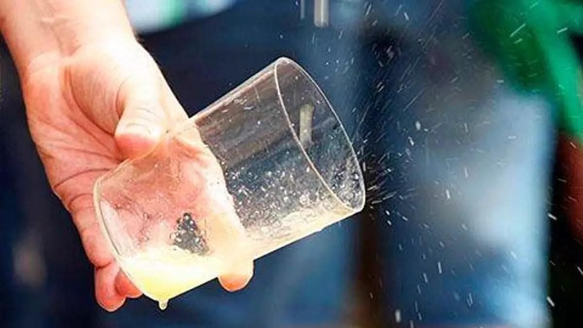 El escanciado requiere su técnica y el vaso no se debe mover.