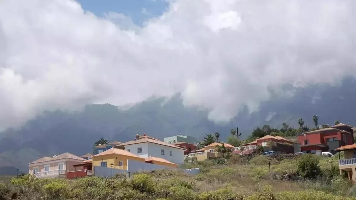 Imagen de archivo de cielo nuboso con claros en La Palma.