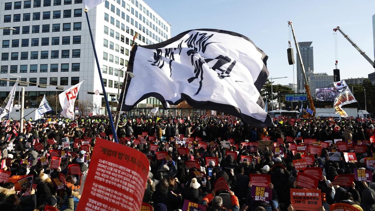 Manifestantes surcoreanos piden la destitución del presidente del país, Yoon Suk Yeol, este sábado en las calles de Seúl.