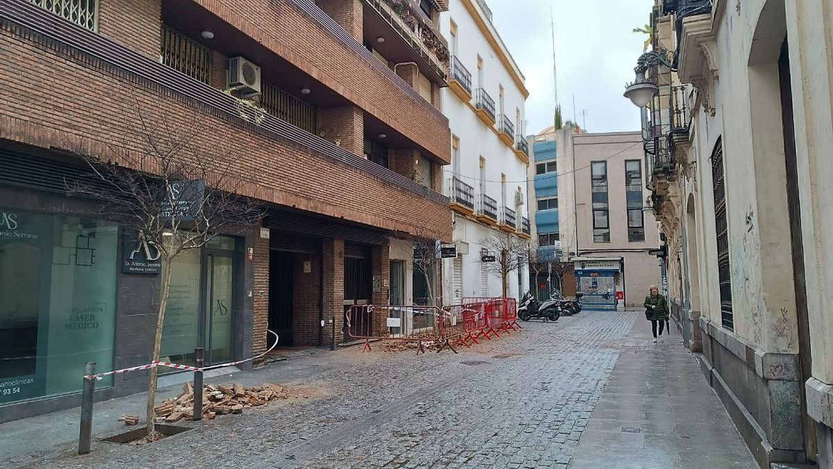 Restos del balcón sobre la calle.