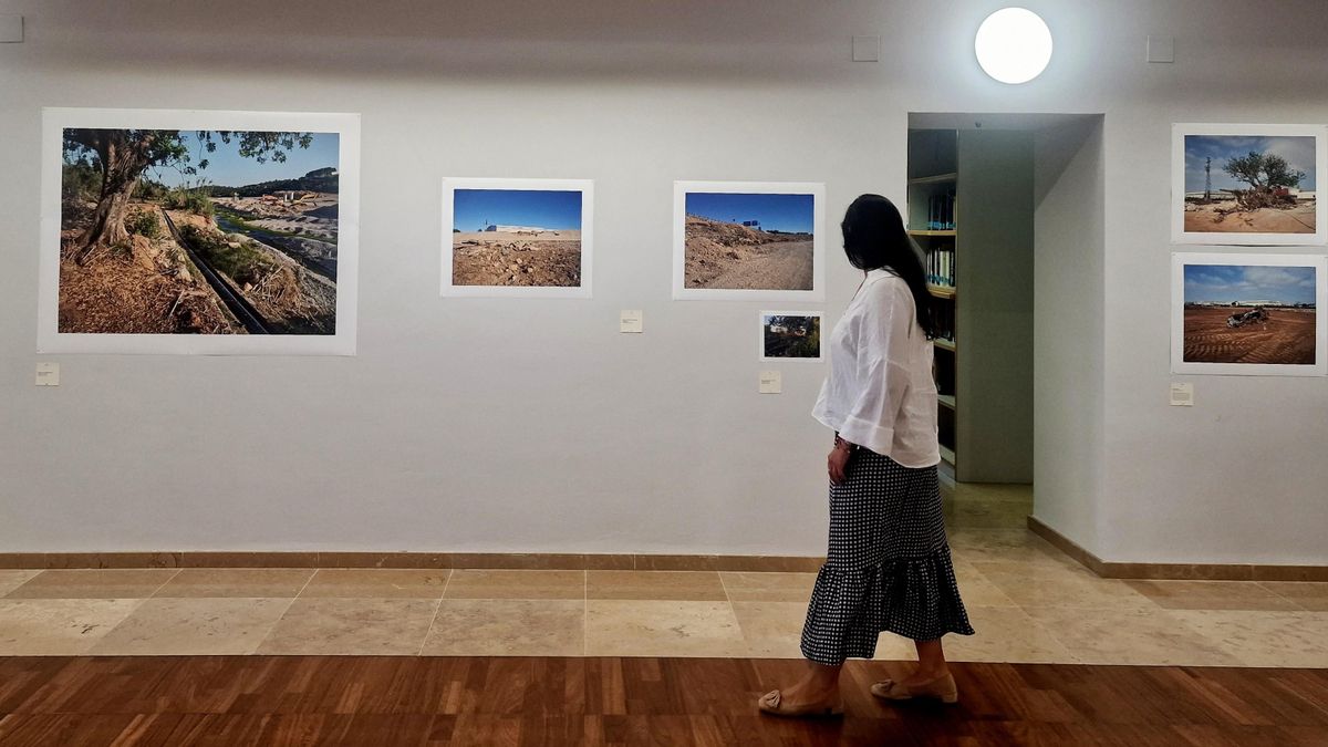 La Biblioteca de Ciències Socials Gregori Maians, de la Universitat de València, acoge la exposición 'Les escriptures de l’aigua. Una mirada social de la dana del 29 de octubre de 2024'.