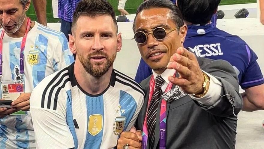 Un chef turco que se sacó fotos con Messi y la Copa tras la final desató un escándalo en la FIFA