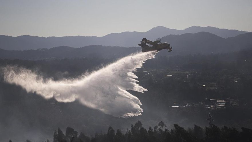 Un avión expulsa agua sobre un incendio el pasado 28 de julio.