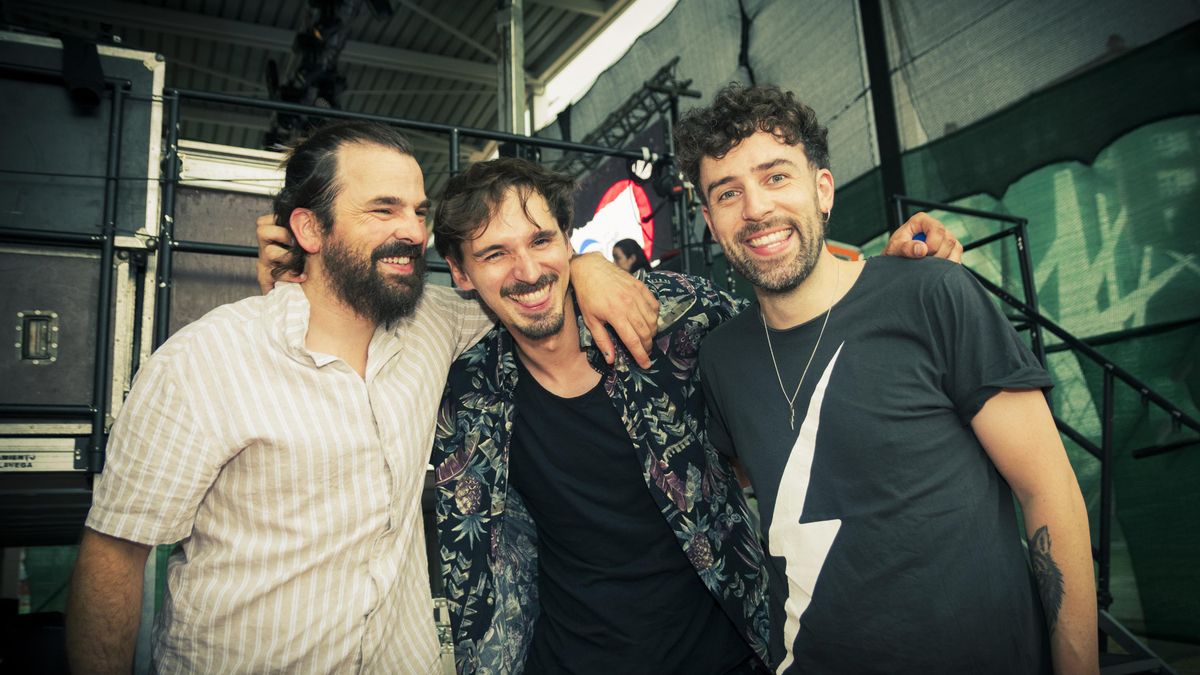 El trío que integra la banda cántabra Zarza.