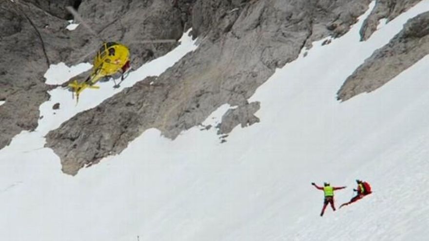 El helicóptero del 1-1-2 aproximándose al nevero para elevar a la montañera. / Facebook Collado Jermoso