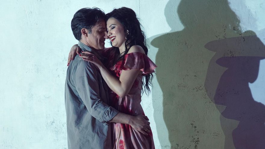 Aigul Akhmetshina (Carmen) y Charles Castronovo (Don José)