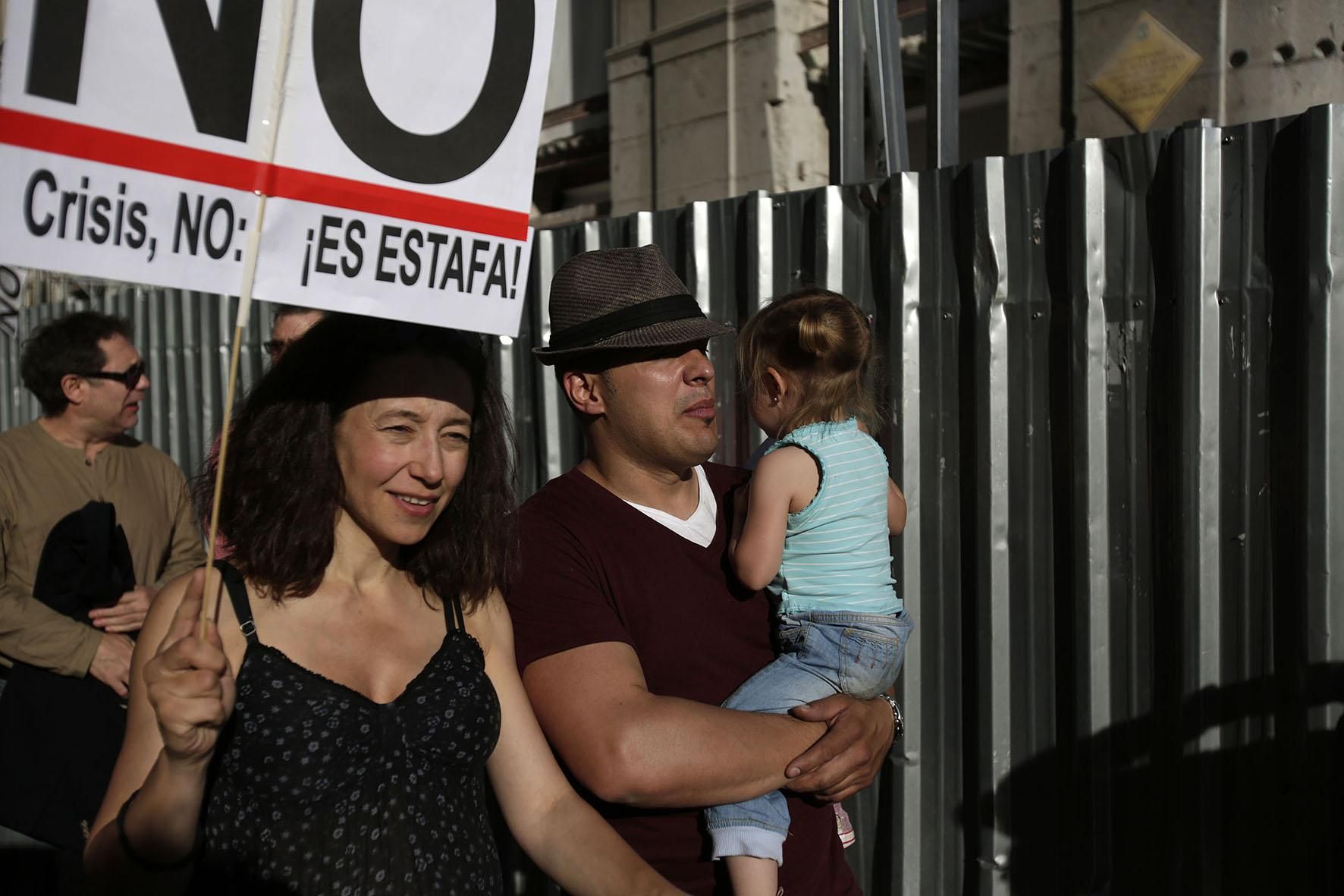 Una familia participa en la manifestación del 15M en su segundo aniversario / Olmo Calvo.