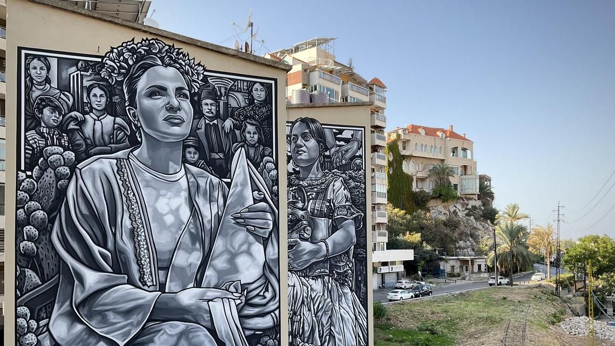 Unos rostros bellos, gigantes y serenos vigilan desde la pared los ataques a Beirut