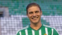 Joaquín posa en el campo de su club, el Real Betis Balompié.