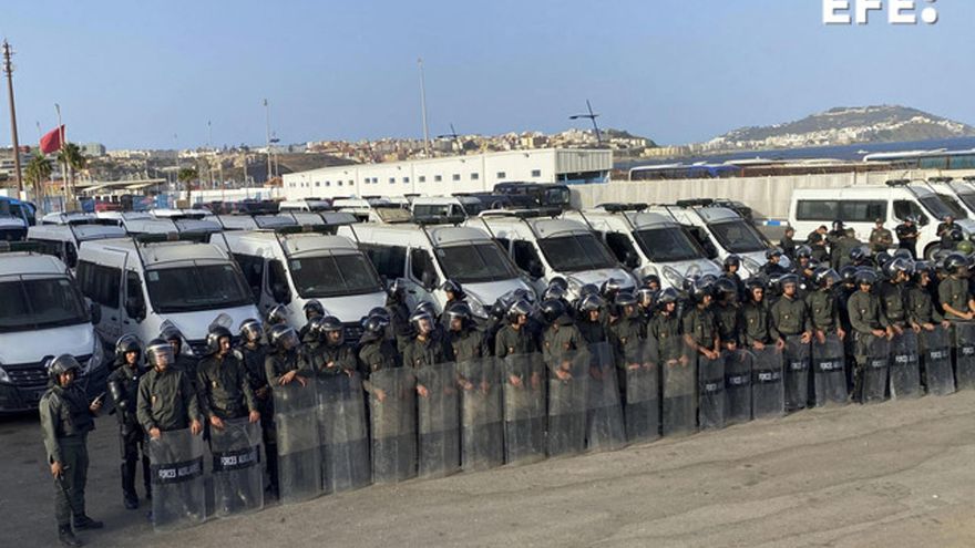 El blindaje policial evita la entrada masiva en Ceuta tras los llamamientos en redes