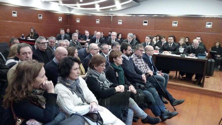 Aintzane de Miguel, la primera en la esquina inferior izquierda, en el banquillo de los acusados