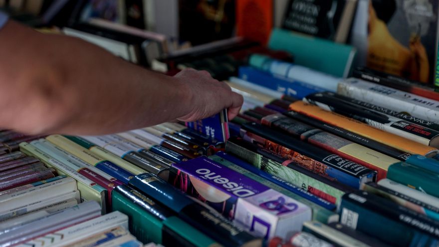 Archivo - Una persona ojea un libro.- Archivo