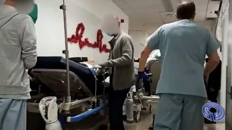 Pacientes registran en vídeo el caos de las urgencias en el hospital bajo el mando de la prima de Feijóo