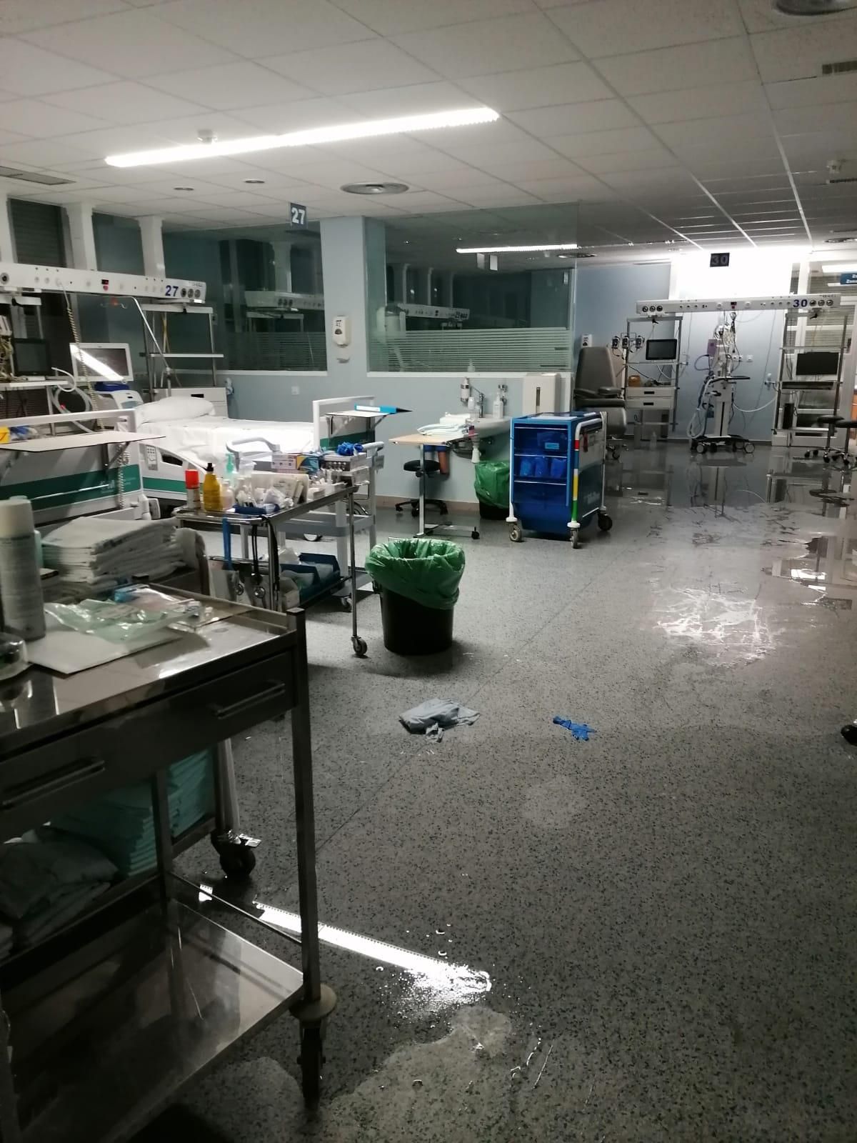 Zona UCI del Hospital Clínico con agua procedente de la inundación