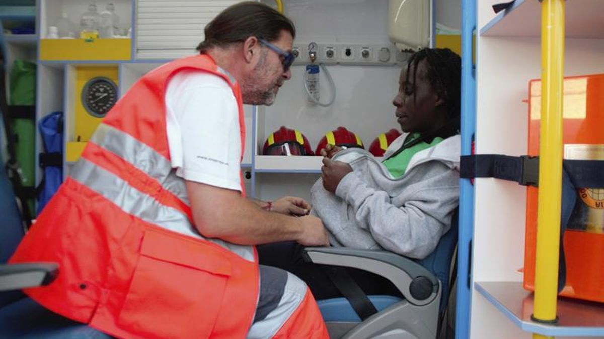 Trasladan al hospital a una embarazada que viajaba en patera llegada a Motril