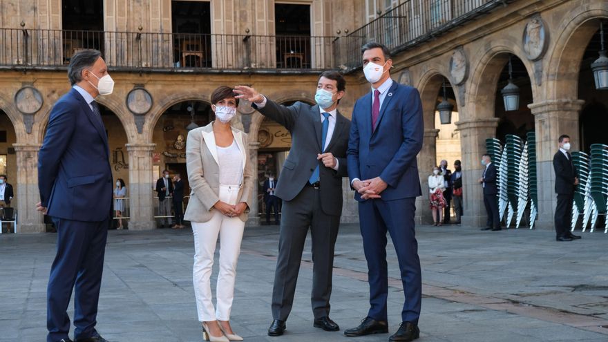 El alcalde de Salamanca, Carlos García Carbayo, la presidenta de Navarra, María Chivite, el presidente de Castilla y León, Alfonso Fernández Mañueco y el presidente del Gobierno, Pedro Sánchez, en Salamanca.