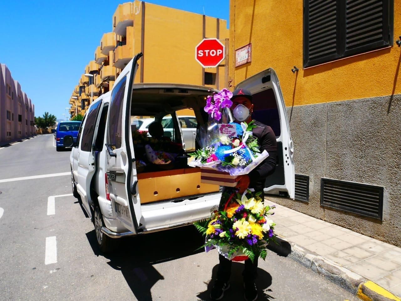 Reparto de flores a domicilio por el Día de la Madre