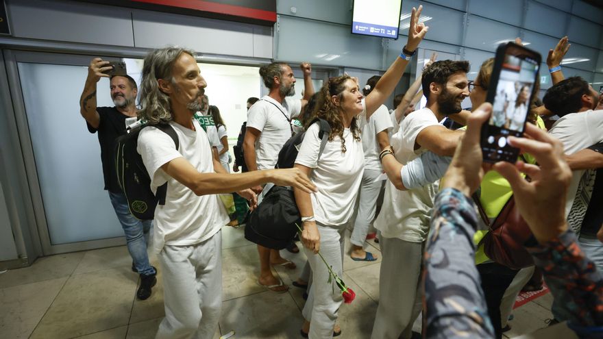 Un grupo de 21 activistas de la Flotilla llega a España