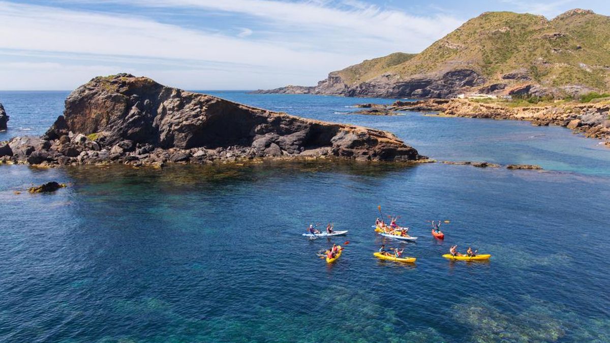 Desde rutas de senderismo a playas para kitesurf: cinco destinos para cinco actividades distintas en la Región de Murcia