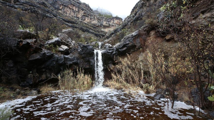 El agua cayendo en cascada en la cumbre de Gran Canaria