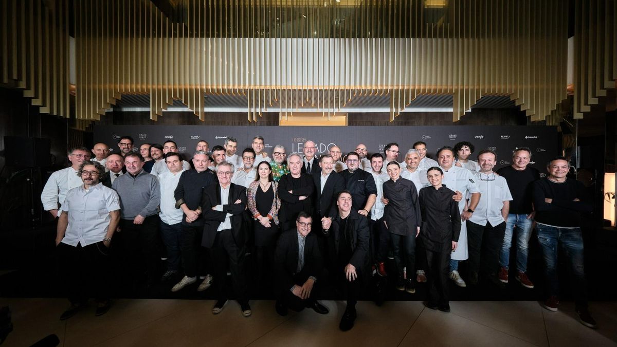 Foto de familia durante la cena El Legado de Joan Roca