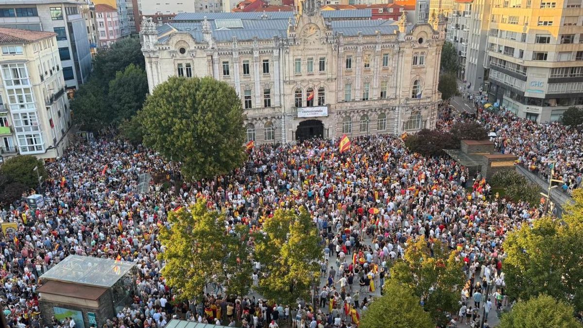 Miles de personas responden a la convocatoria por Ceuta en Santander con insultos al presidente Sánchez y consignas de exaltación patriótica