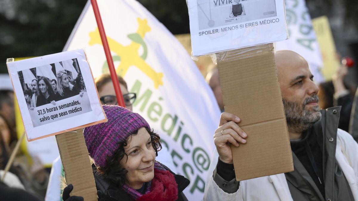 Imagen de archivo (19/02/2026) Manifestación de médicos por las calles del centro de Oviedo coincidiendo con las jornadas de huelga convocadas para reclamar un estatuto marco propio que regule las condiciones laborales de su ejercicio profesional. EFE/ Eloy Alonso