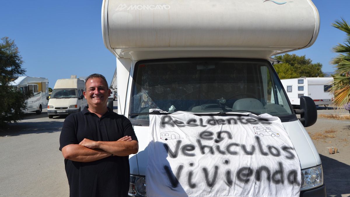 Rafael Sánchez, junto a su caravana | N.C.