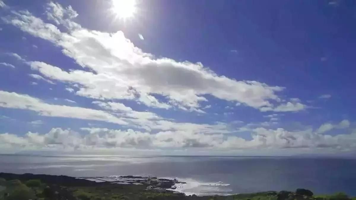 Imagen de archivo de nubes y sol en la costa de Fuencaliente