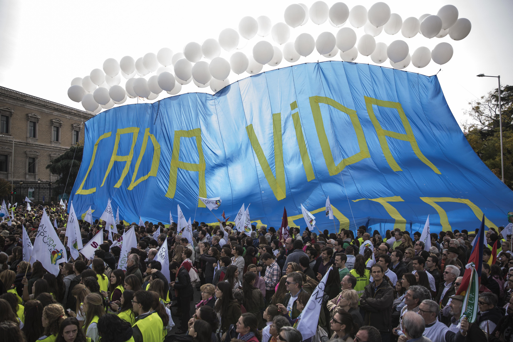 En Colón, los asistentes han desplegado una enorme pancarta con globos blancos en defensa de la vida. \ Juan Ramón Robles