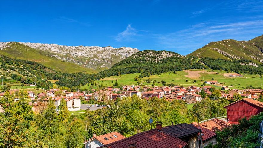 Senderismo, patrimonio medieval y gastronomía en uno de los pueblos a la entrada de los Picos de Europa