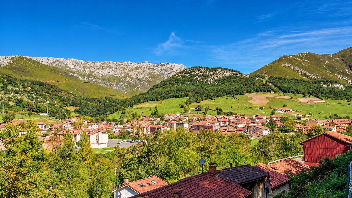 Senderismo, patrimonio medieval y gastronomía en uno de los pueblos a la entrada de los Picos de Europa