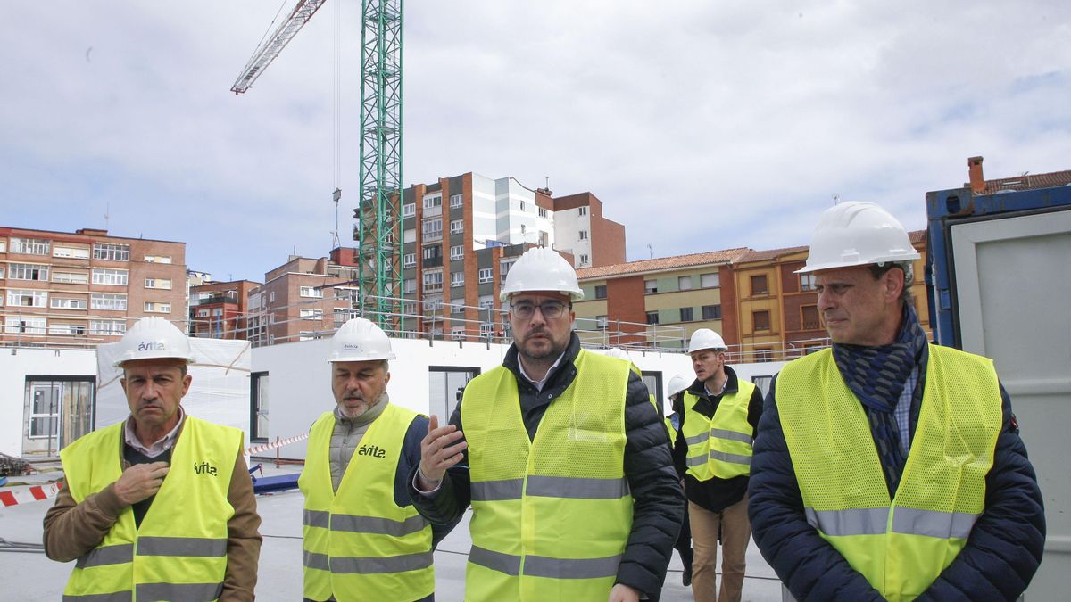 El presidente del Principado, Adrián Barbón, en el centro, que se encontraba este viernes en Gijón ha lamentado la muerte del trabajador Jesús V.C.